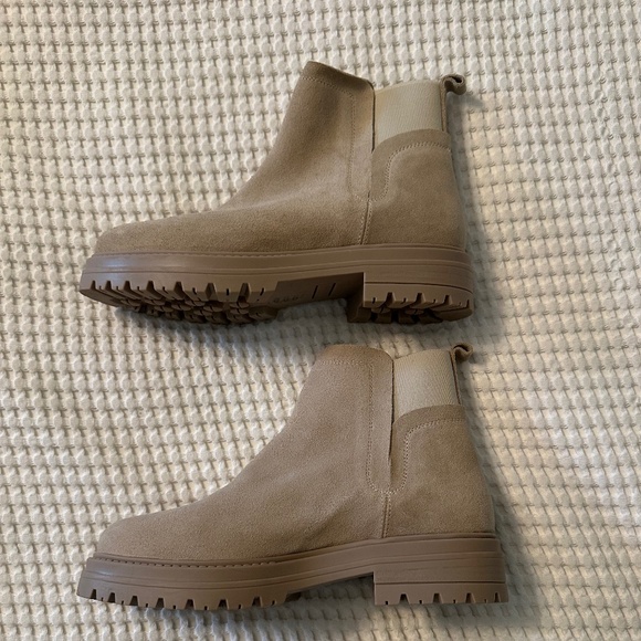 Steve Madden Chelsea suede boots size 40 / US 9.5 like new - Picture 2 of 6